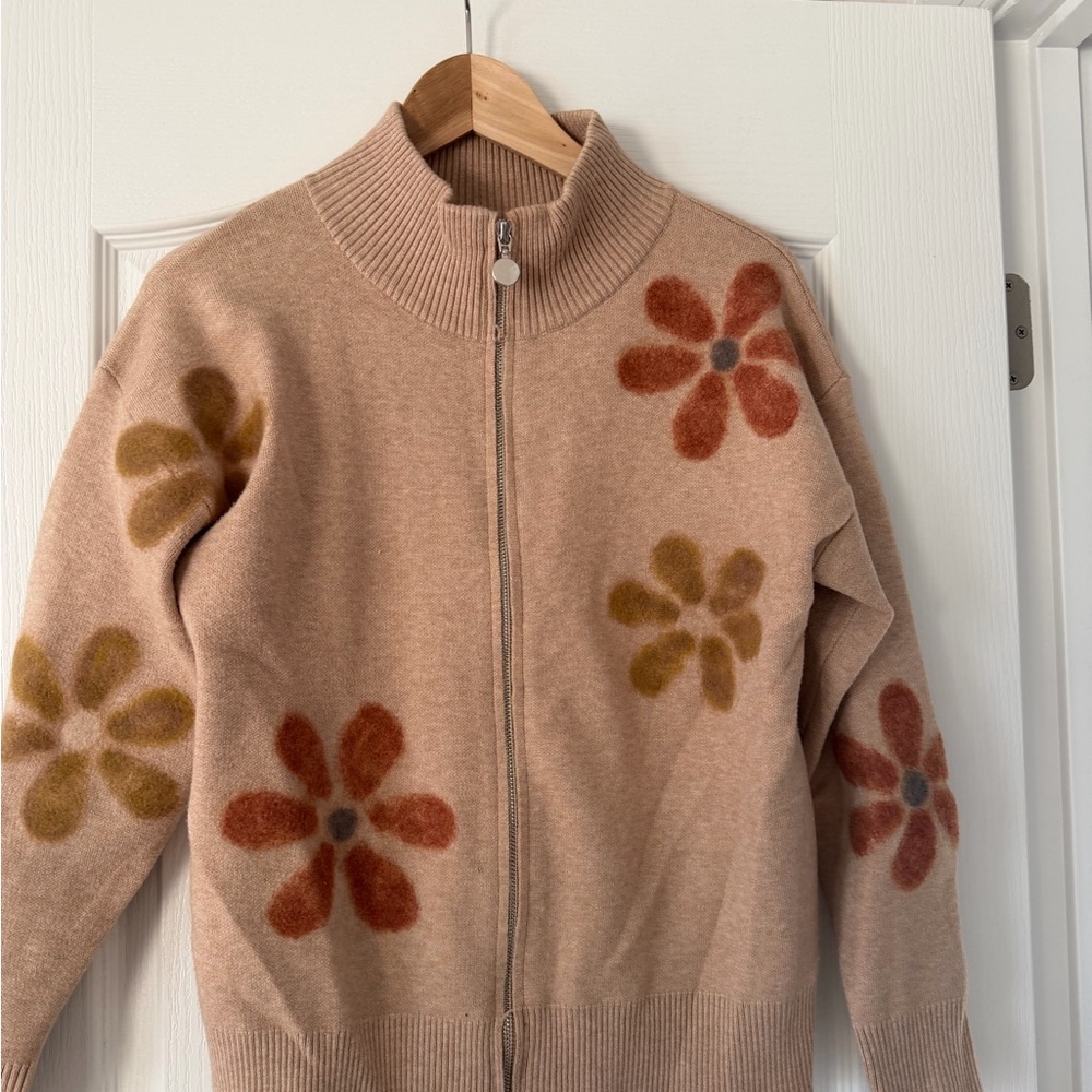 Sioni Tan Sweater with Floral Accents medium - Picture 5 of 6